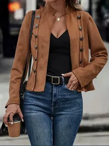 Détail d'une veste en daim marron avec boutons métalliques décoratifs et style rétro