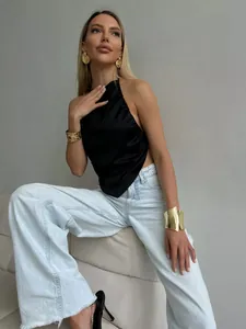 Élégant haut dos nu en satin noir avec ourlet irrégulier pour un look mode de rue chic