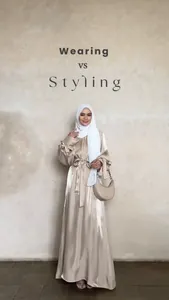 Vue complète d'une robe abaya en satin champagne avec manches bouffantes et hijab.