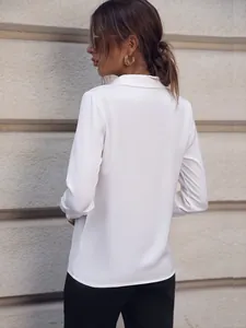 Vista trasera de una blusa de satén blanca de manga larga para mujer de estilo elegante