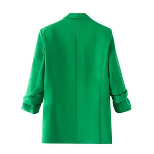 Vista posterior de una chaqueta blazer verde para mujer con mangas fruncidas