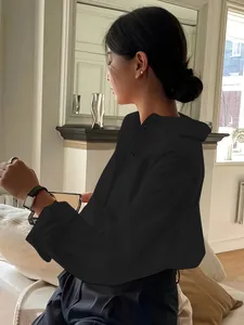 Elegantes schwarzes Baumwoll-Popeline-Langarmhemd für Damen im minimalistischen Pendlerstil
