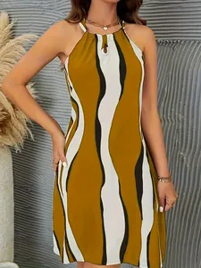 Detailopname van een bohemian mouwloze midi-jurk met golfprint voor chique dames