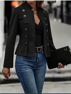 Vue détaillée d'une veste en daim noir vintage avec des doubles boutons métalliques
