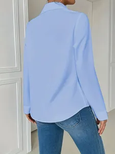 Vista trasera de una elegante camisa azul claro de manga larga con cuello para mujer