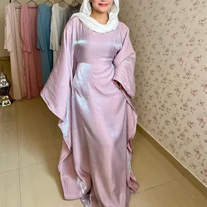 Schimmerndes lavendelfarbenes loses Maxi-Robenkleid mit weiten Ärmeln und Satin-Finish.