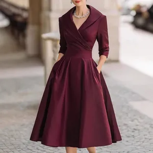 Elegantes weinrotes Kleid mit V-Ausschnitt, Wickeloptik, Falten-Taille und Taschen.