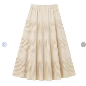 Elegante falda midi de punto plisada en color beige para mujer con cintura elástica