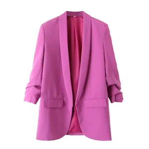 Vista frontal de una chaqueta blazer magenta para mujer con mangas 3/4 plisadas y abierta