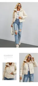 Detalles que muestran la textura y el diseño de una chaqueta acolchada corta beige de corte holgado