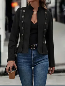 Vue détaillée de la veste en faux daim noire pour femme avec boutons en métal