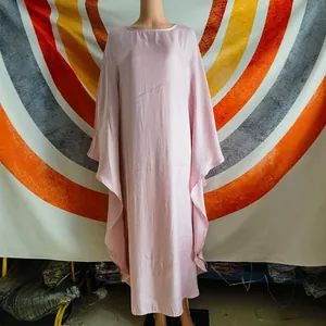 Elegantes, hellrosa, loses Kaftan-Maxikleid an einem Mannequin mit Fledermausärmeln.