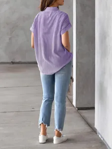 Vista trasera detallada de una camisa informal de rayas moradas con vaqueros azules