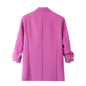 Vista trasera de una americana fucsia entallada con mangas fruncidas para mujer moderna
