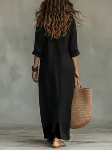 Schwarzes Bohemian Oversized Maxi-Hemdkleid für Damen, Rückansicht mit Strohtasche