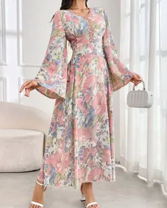 Elegantes Maxikleid mit Blumendruck, langen Glockenärmeln und zartem V-Ausschnitt