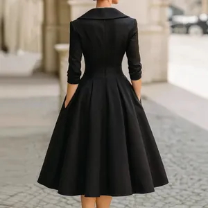 Elegantes schwarzes Midikleid in A-Linie mit Wespentaille und Faltenrock Rückansicht