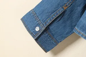 Gros plan détaillé du poignet de chemise en jean avec bouton pression perlé