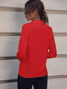 Vista trasera de una blusa roja de manga larga para mujer con un elegante cuello de solapa.