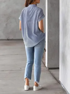 Vista trasera de una blusa de manga corta a rayas azules y blancas para mujer
