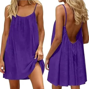 Vue détaillée d'une robe courte plissée violette à dos nu pour les vacances à la plage