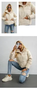 Vista detallada de una elegante chaqueta acolchada corta beige para mujer con cuello