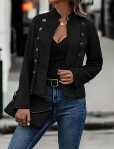 Vue détaillée d'une veste en daim noir pour femme avec boutons métalliques décoratifs