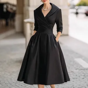 Elegantes schwarzes langärmliges Midikleid mit betonter Taille für formelle Anlässe