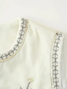 Dettaglio del gilet in velluto bianco con paillettes argento e ricami raffinati