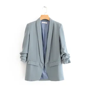Blazer de mujer azul claro sin botones con elegantes mangas fruncidas y detalle de cuello chal.