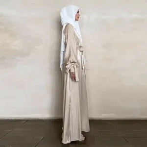 Robe maxi abaya élégante en satin champagne avec manches bouffantes et ceinture à nouer