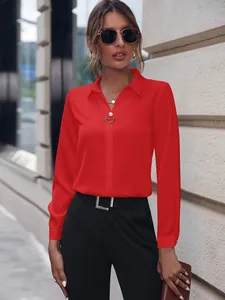 Elegante blusa roja de manga larga para mujer en un entorno informal al aire libre