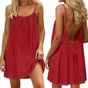 Mini robe rouge dos nu à fines bretelles en tissu froissé pour les vacances à la mer