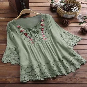 Boho katoen linnen blouse in saliegroen met bloemenborduursel en luxe kantdetails
