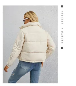 Chaqueta acolchada corta crema para mujer con cuello alto vista desde la parte posterior