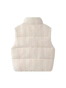 Gilet imbottito da donna beige con motivo a trecce e accogliente collo alto invernale