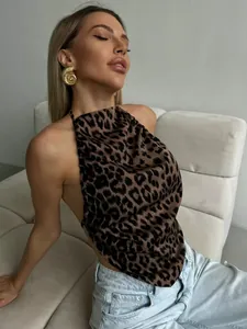Détail d'un haut dos nu sexy à imprimé léopard avec un ourlet asymétrique chic