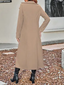 Vista posteriore di un elegante cappotto di lana color cammello con cuciture sartoriali