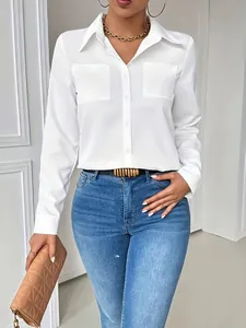 Elegante camisa blanca de manga larga con dos bolsillos y un cuello de solapa