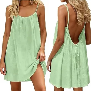 Détail de la mini robe dos nu vert clair montrant la texture du tissu en soie glacée