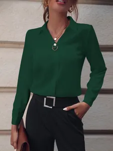 Primer plano de una blusa de manga larga verde oscuro para mujer, estilo profesional