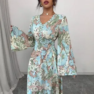 Elegantes Maxikleid mit Blumendruck, stilvollen Glockenärmeln und schlanker Silhouette