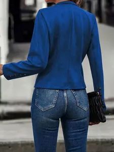 Vue arrière détaillée d'une veste en suédine bleu roi avec boutons en métal vintage