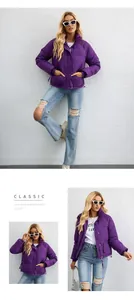 Chaqueta acolchada morada con cuello alto para mujer mostrada desde varios ángulos