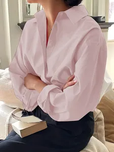 Detail eines minimalistischen rosa Baumwoll-Popeline-Hemdes in Übergröße für Damen