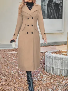 Vista a figura intera di un cappotto di lana cammello doppiopetto in ambiente autunnale