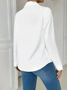 Vista posterior de elegante camisa blanca de manga larga con un cuello de solapa