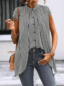 Lässiges schwarz-weiß gestreiftes Hemd mit Stehkragen und Knopfleiste für einen schicken Look