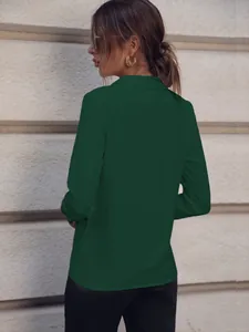 Vista posterior detallada de una blusa de manga larga verde oscuro minimalista para mujer