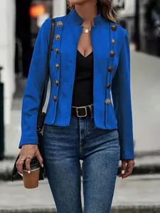 Gros plan détaillé d'une veste en faux daim bleu roi avec des boutons métalliques décoratifs